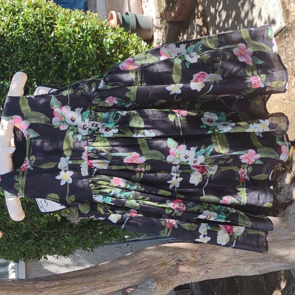 Eye gauge girl floral dress
